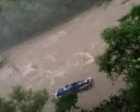 लैंडस्लाइड के दौरान नेपाल में नदी में गिरीं 2 बसें , कई  पैसेंजर लापता 