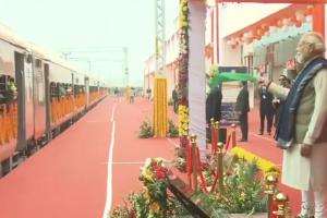 प्रधानमंत्री मोदी ने किया अयोध्या धाम रेलवे स्टेशन का उद्घाटन, 2 अमृत भारत और 6 वंदे भारत ट्रेन को दी हरी झंडी