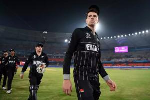 न्यूजीलैंड के खिलाड़ी मिचेल सेंटनर हुए कोविड-19 पॉजिटिव; पाकिस्तान के खिलाफ पहले टी20 से हुए बाहर