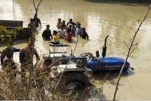 यूपी के कासगंज में ट्रैक्टर-ट्रॉली तालाब में पलटी, 54 डूबे:अब तक 24 की मौत