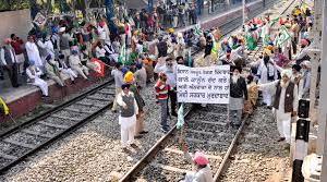 किसानों में ट्रेनें रोकी; टोल प्लाजा कराए फ्री आज भारत बंद