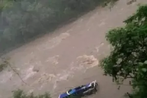लैंडस्लाइड के दौरान नेपाल में नदी में गिरीं 2 बसें , कई  पैसेंजर लापता 