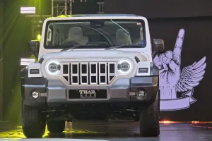   Mahindra Thar ROXX MX1 बेस वेरिएंट में मिलेंगे ये कमाल के फीचर्स, शुरुआती कीमत जान आप  हो जाएंगे हैरान 